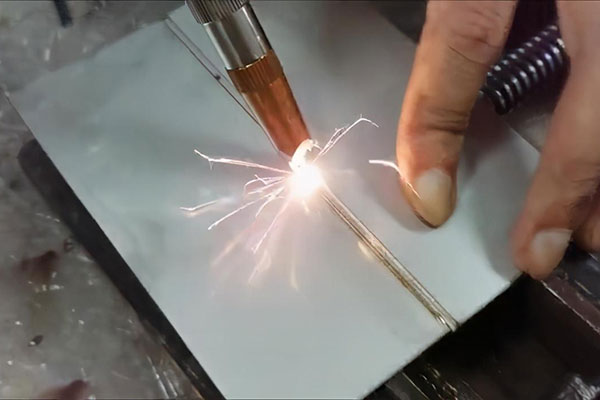 手持式激光焊接機與傳統(tǒng)焊接機比有什么優(yōu)勢？